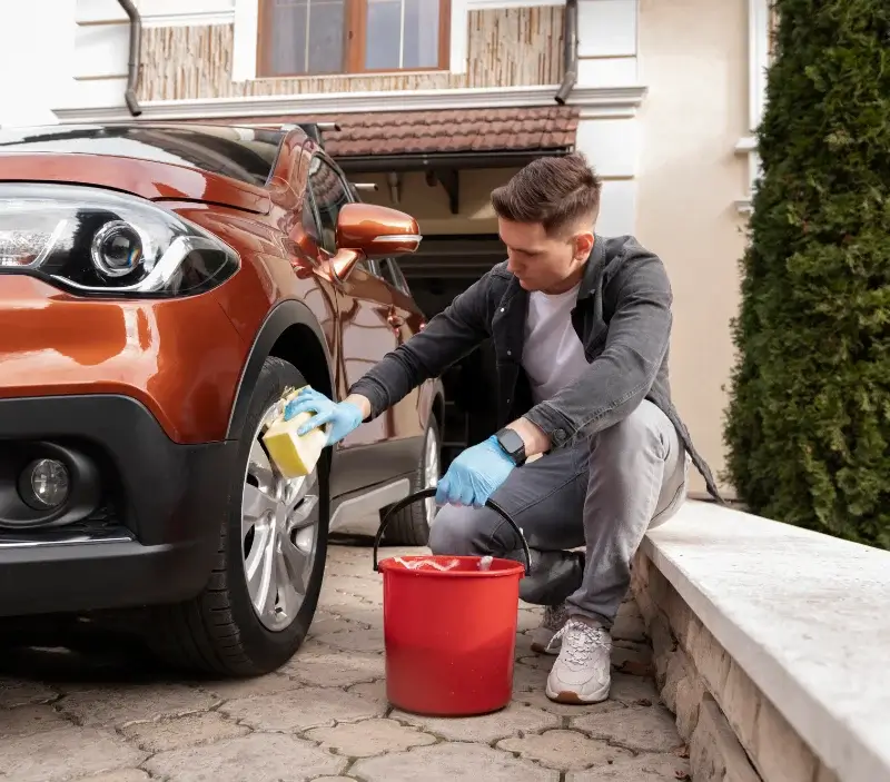 Lavage auto à domicile Compolibat : professionnel intervenant sur un véhicule